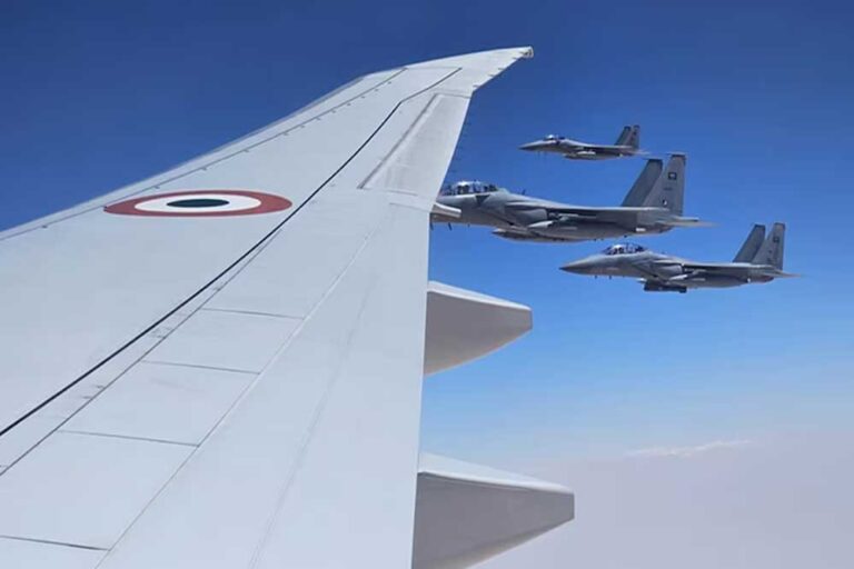 प्रधानमंत्री नरेंद्र मोदी का सऊदी अरब के एयरस्पेस में हुआ Grand Welcome,  F-15 लड़ाकू विमानों ने जेद्दा तक किया एस्कॉर्ट