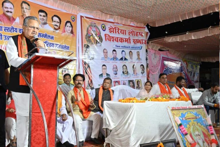 विधानसभा अध्यक्ष डॉ. रमन सिंह ने लोहार समाज के सामाजिक भवन निर्माण के लिए 10 लाख रूपए देने की घोषणा की