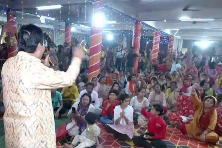 भोपाल में ‘संस्कृति बचाओ मंच’ के पंडित चंद्रशेखर तिवारी भगवान के भक्ति मंत्रों की जगह ‘लव जिहाद’ से बचने के मंत्र बता रहे