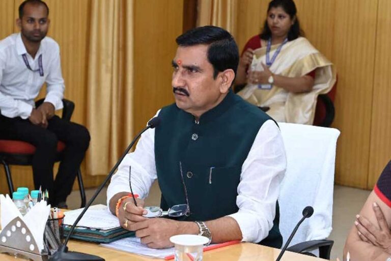 भाई भतीजा वाद करने वाले संविधान की बात क्या करेंगे – केंद्रीय राज्य मंत्री तोखन साहू