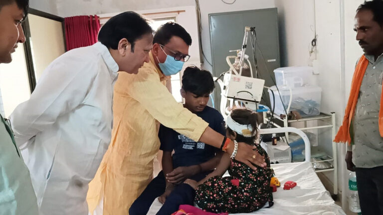 मंत्री चौहान ने बनासकांठा पहुंच कर घायल श्रमिकों का हाल जाना, बंधाया ढांढस