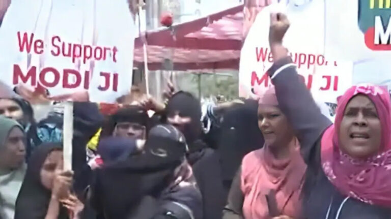संसद में वक्फ बिल पेश किए जाने को लेकर मुस्लिम समाज में खासा उत्साह,  मुस्लिम महिलाएं हाथ में ‘शुक्रिया मोदीजी’ के पोस्टर थामे सड़क पर उतरीं