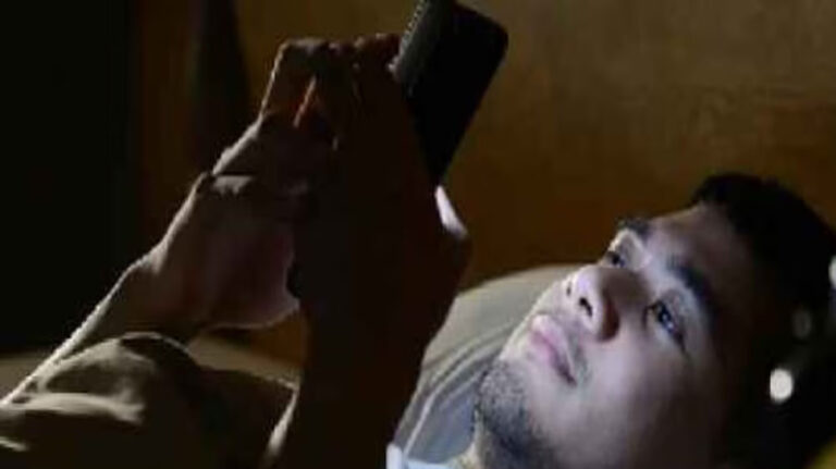 रील देखना आपकी आंखों को खतरे में डाल रही है, डॉक्टरों ने जारी की तत्काल चेतावनी