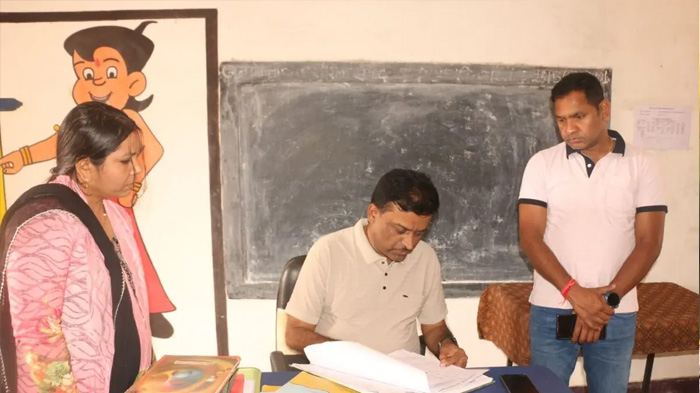 उमरिया में कलेक्टर का बड़ा एक्शन, स्कूल से गायब दो टीचर निलंबित, 29 शिक्षकों की वेतन वद्धि रोकी उमरिया में कलेक्टर का बड़ा एक्शन, स्कूल से गायब दो टीचर निलंबित, 29 शिक्षकों की वेतन वद्धि रोकी