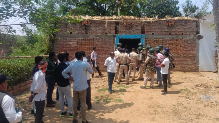 मऊगंज में अब मिले पिता-दो बच्चों के शव, क्या है मामला? मऊगंज में अब मिले पिता-दो बच्चों के शव, क्या है मामला?