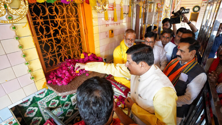 मुख्यमंत्री डॉ.मोहन यादव ने दतिया में वनखंडेश्वर महादेव के दर्शन कर पूजा-अर्चना की