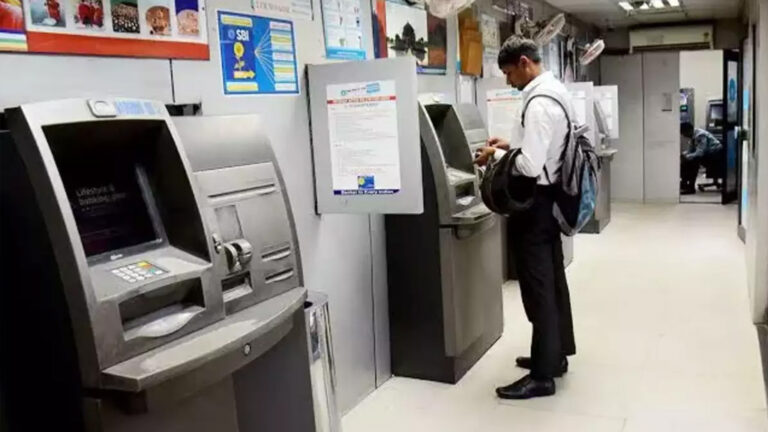 देश में आखिर तेजी से क्यों बंद कर रहे हैं ATM?RBI की रिपोर्ट में हुआ बड़ा खुलासा देश में आखिर तेजी से क्यों बंद कर रहे हैं ATM?RBI की रिपोर्ट में हुआ बड़ा खुलासा