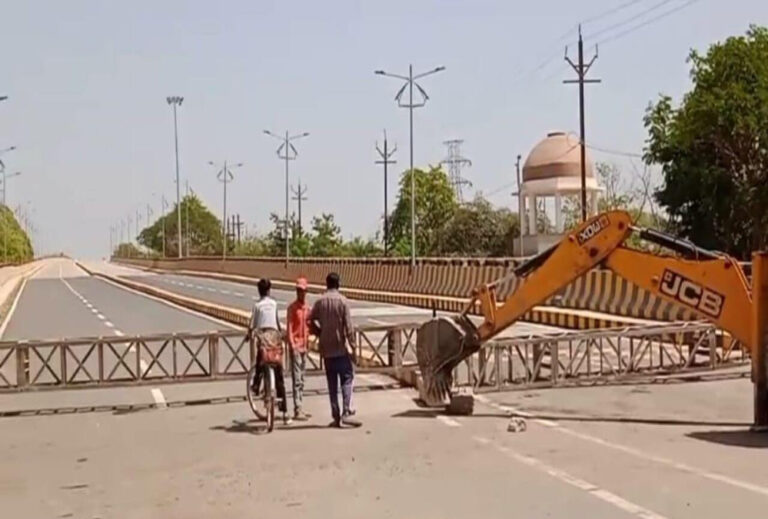 ग्वालियर का विवेकानंद नीडम रेलवे ओवर ब्रिज तैयार, लेकिन आमजनता के लिए अभी भी बंद …….. ग्वालियर का विवेकानंद नीडम रेलवे ओवर ब्रिज तैयार, लेकिन आमजनता के लिए अभी भी बंद ……..