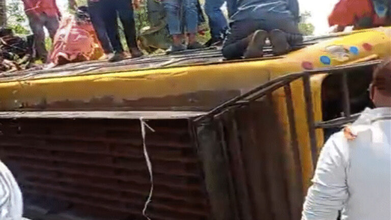 इटारसी में यात्रियों बस पलटी, महिला समेत दो की मौत, स्कूली बच्चे भी थे सवार