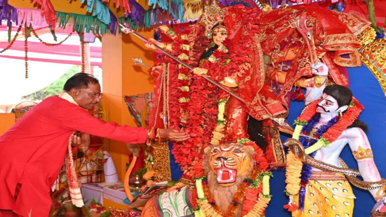 मुख्यमंत्री विष्णु देव साय ने  जशपुर जिले के बगिया ग्राम में स्थित दुर्गा मंदिर में मां दुर्गा की पूजा-अर्चना की