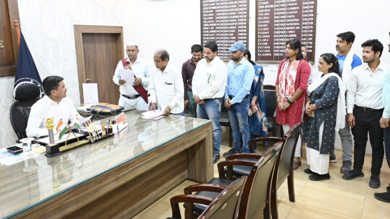 साप्ताहिक जनदर्शन में कलेक्टर ने सुनी लोगों की समस्याएं साप्ताहिक जनदर्शन में कलेक्टर ने सुनी लोगों की समस्याएं