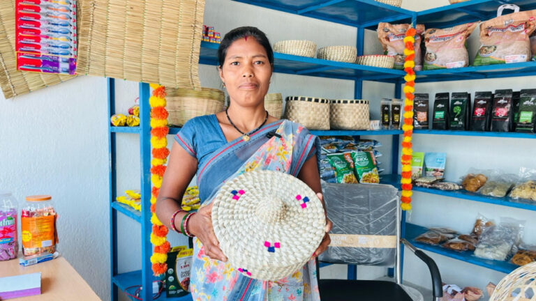 रायपुर : छिंद कांसा की सुंदर टोकरियों से संवरी जिंदगी, रिंकी यादव बनीं गांव की महिलाओं के लिए मिसाल रायपुर : छिंद कांसा की सुंदर टोकरियों से संवरी जिंदगी, रिंकी यादव बनीं गांव की महिलाओं के लिए मिसाल