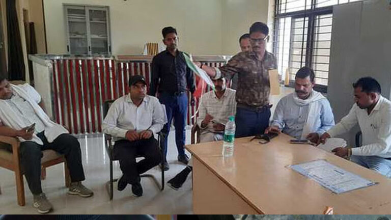 तहसील का बाबू चार हजार की रिश्वत लेते पकड़ा गया, इसलिए मांगी थी घूस