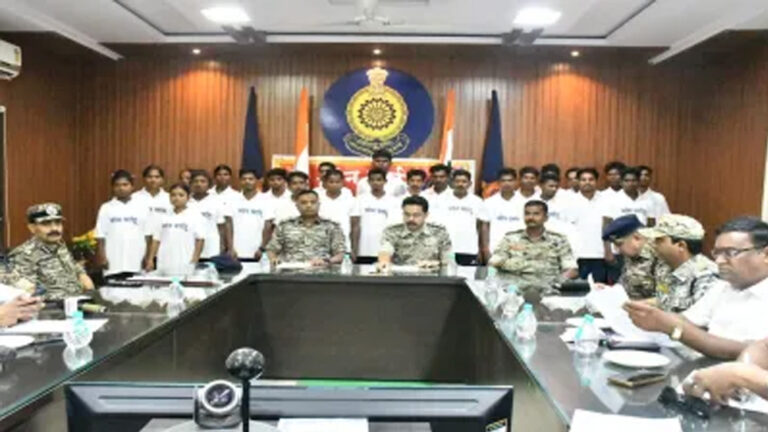 दंतेवाड़ा जिले में  26 हार्डकोर नक्सलियों ने सुरक्षाबलों के समक्ष आत्मसमर्पण किया