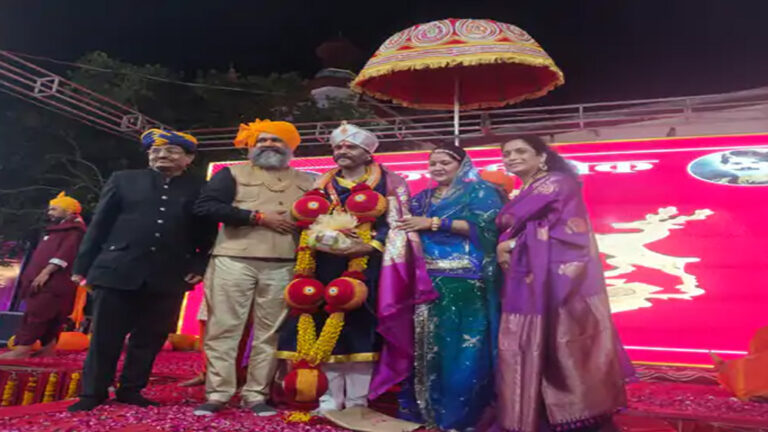 दामाद राहुलदेव ने खुद को दतिया का 14वां राजा घोषित किया, ठाकुर समाज और राजपरिवार का विरोध, किया क्षत्रिय समाज से बाहर दामाद राहुलदेव ने खुद को दतिया का 14वां राजा घोषित किया, ठाकुर समाज और राजपरिवार का विरोध, किया क्षत्रिय समाज से बाहर