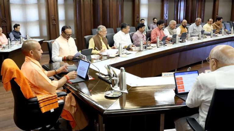 मुख्यमंत्री दित्यनाथ की अध्यक्षता में हुई कैबिनेट बैठक में 15 प्रस्तावों को प्रस्तुत किया, 13 को मंजूरी दे दी गई