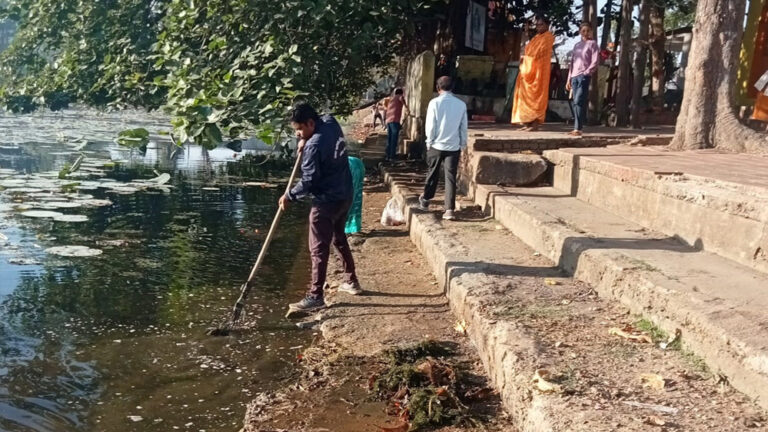 बिजुरी के भवनिया तालाब तथा देवी तालाब की श्रमदान से की गई साफ सफाई