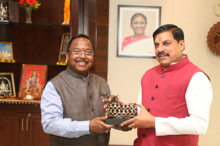 रायपुर : आदिम जाति विकास मंत्री श्री रामविचार नेताम ने मध्यप्रदेश के मुख्यमंत्री डॉ. मोहन यादव से की मुलाकात रायपुर : आदिम जाति विकास मंत्री श्री रामविचार नेताम ने मध्यप्रदेश के मुख्यमंत्री डॉ. मोहन यादव से की मुलाकात