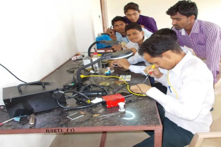 स्वरोजगार करने के इच्छुक गांव के बेरोजगार युवा बिजली के सामानों की मरम्मत करना सीखेंगे स्वरोजगार करने के इच्छुक गांव के बेरोजगार युवा बिजली के सामानों की मरम्मत करना सीखेंगे