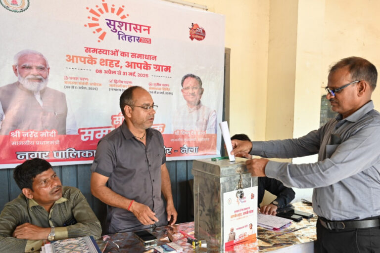 ग्रामीण एवं नगरीय क्षेत्र के नागरिक पंचायतों और नगरीय निकायों में जाकर दे रहे है आवेदन ग्रामीण एवं नगरीय क्षेत्र के नागरिक पंचायतों और नगरीय निकायों में जाकर दे रहे है आवेदन