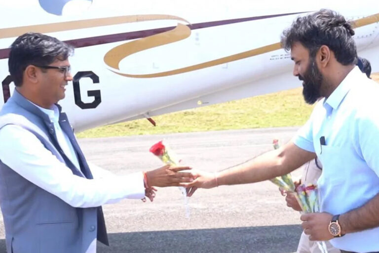 रायपुर : वित्त मंत्री और जिले के प्रभारी मंत्री ओपी चौधरी का आगडीह हवाई पट्टी में किया गया आत्मीय स्वागत रायपुर : वित्त मंत्री और जिले के प्रभारी मंत्री ओपी चौधरी का आगडीह हवाई पट्टी में किया गया आत्मीय स्वागत