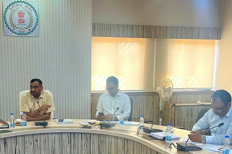 देरी व लापरवाही पर जताई नाराजगी, अधिकारियों और एजेंसियों को लगाई फटकार देरी व लापरवाही पर जताई नाराजगी, अधिकारियों और एजेंसियों को लगाई फटकार