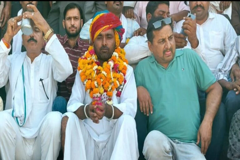 प्यासे चीतों को पानी पिलाने वाले  सत्यनारायण गुर्जर को वापस मिली नौकरी, जानें क्यों कूनो प्रबंधन को बदलना पड़ा फैसला