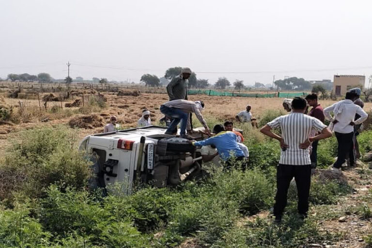 मुरैना में बुजुर्ग को बचाने की कोशिश में पलटी डिप्टी कलेक्टर की कार, हादसे में तीन लोग घायल मुरैना में बुजुर्ग को बचाने की कोशिश में पलटी डिप्टी कलेक्टर की कार, हादसे में तीन लोग घायल