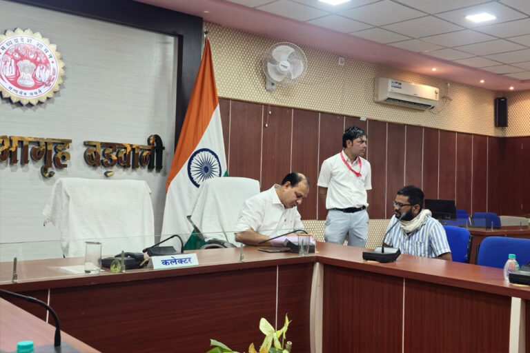 जनसुनवाई में कलेक्टर ने संयुक्त जनसुनवाई करते हुये 44 आवेदकों को व्यक्तिगत रूप से सुना तथा आवेदनों के निराकरण हेतु संबंधित निर्देशित किया