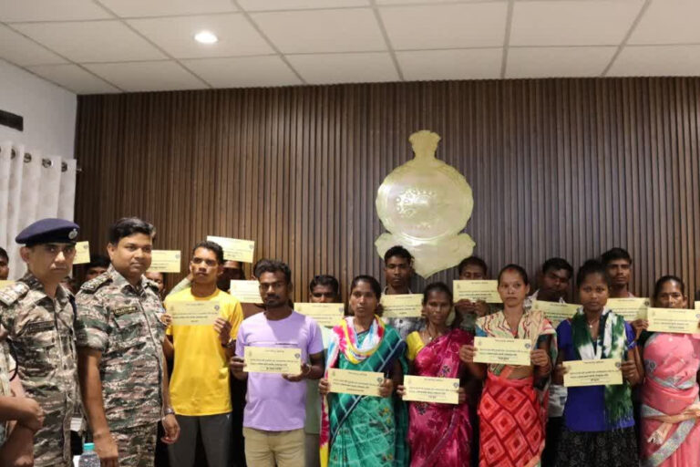 बीजापुर में सरेंडर करने वाले 22 में से चार नक्सलियों के पर 26 लाख रुपये का इनाम घोषित था बीजापुर में सरेंडर करने वाले 22 में से चार नक्सलियों के पर 26 लाख रुपये का इनाम घोषित था