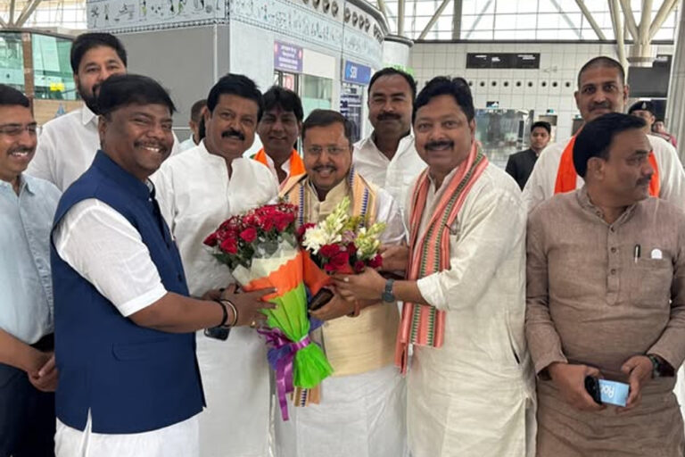 विष्णुदेव साय मंत्रिमंडल के विस्तार की सुगबुगाहट, संगठन मंत्री शिवप्रकाश और प्रभारी नितिन नबीन रायपुर पहुंचे विष्णुदेव साय मंत्रिमंडल के विस्तार की सुगबुगाहट, संगठन मंत्री शिवप्रकाश और प्रभारी नितिन नबीन रायपुर पहुंचे