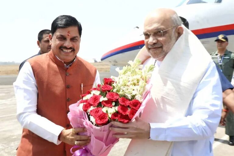 गृहमंत्री अमित शाह पहुंचे मध्य प्रदेश स्टेट हैंगर पर उनका मुख्यमंत्री डॉ. मोहन यादव ने पुष्प गुच्छ देकर किया स्वागत