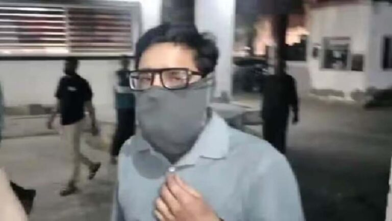 श्री बांके बिहारी मंदिर के गुल्लक की धनराशि में सेंध लगाते बैंककर्मी को रंगे हाथों पकड़ा गया, चुराए 9 लाख श्री बांके बिहारी मंदिर के गुल्लक की धनराशि में सेंध लगाते बैंककर्मी को रंगे हाथों पकड़ा गया, चुराए 9 लाख