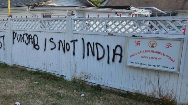 कनाडा के गुरुद्वारे ने बैन कर दी एंट्री तो भड़क गए खालिस्तानी, दीवारों पर भारत विरोधी नारे भी लिखे गए कनाडा के गुरुद्वारे ने बैन कर दी एंट्री तो भड़क गए खालिस्तानी, दीवारों पर भारत विरोधी नारे भी लिखे गए