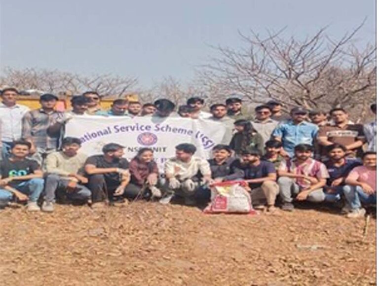 भोपाल के कॉलेज छात्रों ने वन विभाग और नगर निगम के साथ चलाया स्वच्छता अभियान भोपाल के कॉलेज छात्रों ने वन विभाग और नगर निगम के साथ चलाया स्वच्छता अभियान