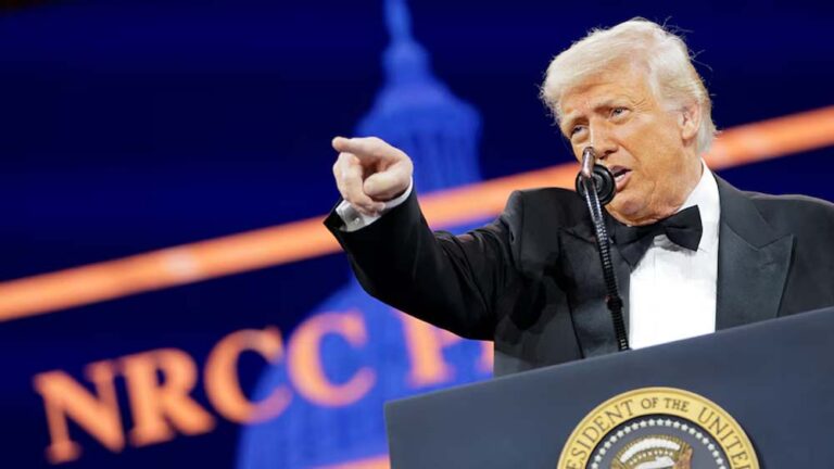 डोनाल्ड ट्रंप का प्रशासन यूएस में रहने वाले विदेश नागरिकों पर और सख्ती बरतने जा रहा है, दी सीधी चेतावनी