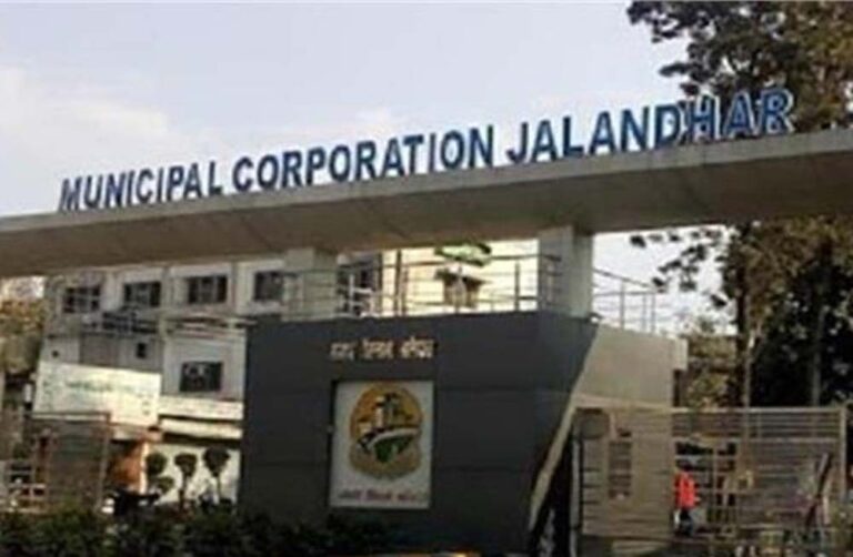 सास ससुर नहीं जा पाए महाकुंभ, दामाद पहुंच गया कोर्ट, लगाया लापरवाही का आरोप, ‘ट्रेन छूटी तो मांगे 50 लाख’