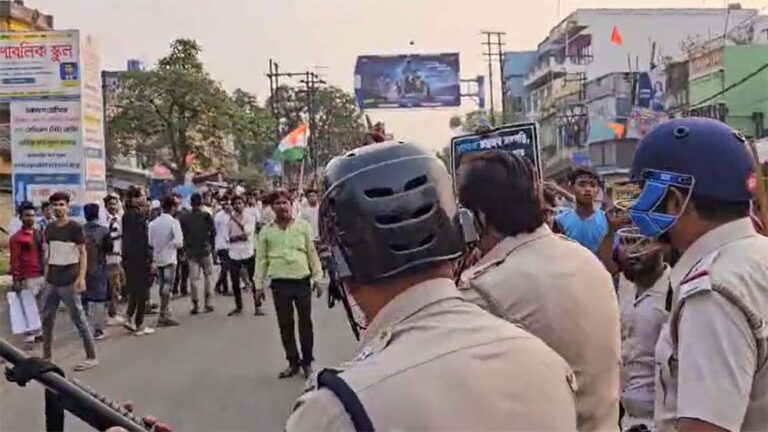 मुर्शीदाबाद: 10,000 की भीड़ हुई जमा, छीन ली पुलिस की पिस्तौल, वक्फ हिंसा पर HC में ममता सरकार का कबूलनामा