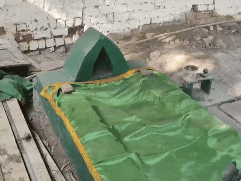 भोपाल शहर के 1250 शासकीय आवासीय परिसर में स्थित मजारों को जालियों की आड़ में बनाया गया था