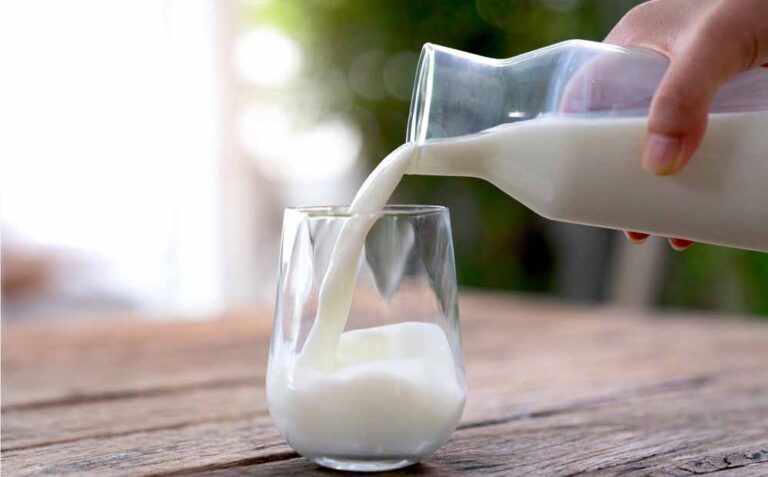 भिंड के ग्रामीण क्षेत्रों में पशुपालकों ने दूध के दाम 5 रुपए प्रति लीटर तक बढ़ाये