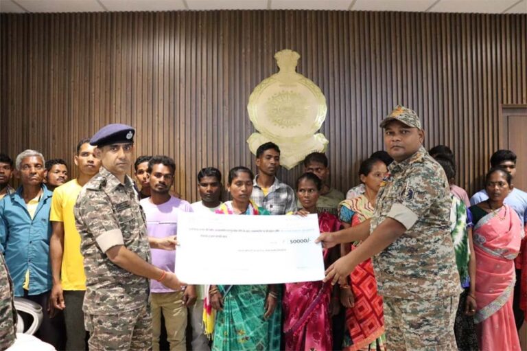 26 लाख के इनामी 22 नक्सलियों ने आज डीआईजी के समक्ष किया आत्मसमर्पण 26 लाख के इनामी 22 नक्सलियों ने आज डीआईजी के समक्ष किया आत्मसमर्पण