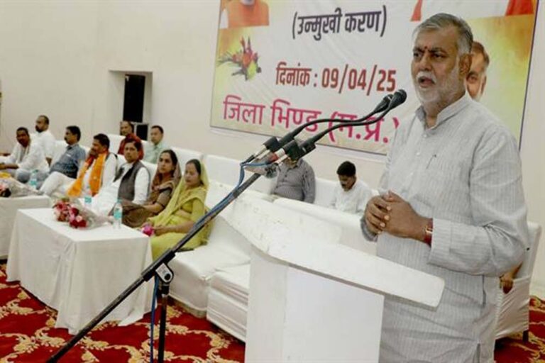 केवल निर्माण कराना पंचायत का कार्य नहीं, हमें लोगों की विचार प्रणाली भी बदलना होगी : प्रभारी मंत्री पटेल