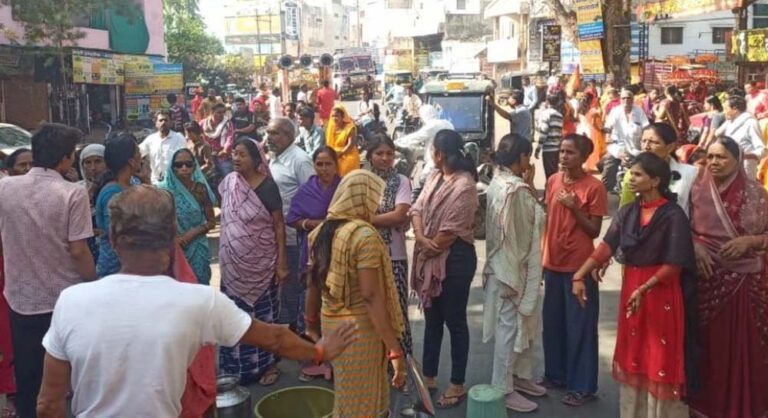 खंडवा राजमार्ग पर पानी के लिए लोगों ने लगाया जाम, अधिकारियों की समझाइश के बाद बंद किया प्रदर्शन