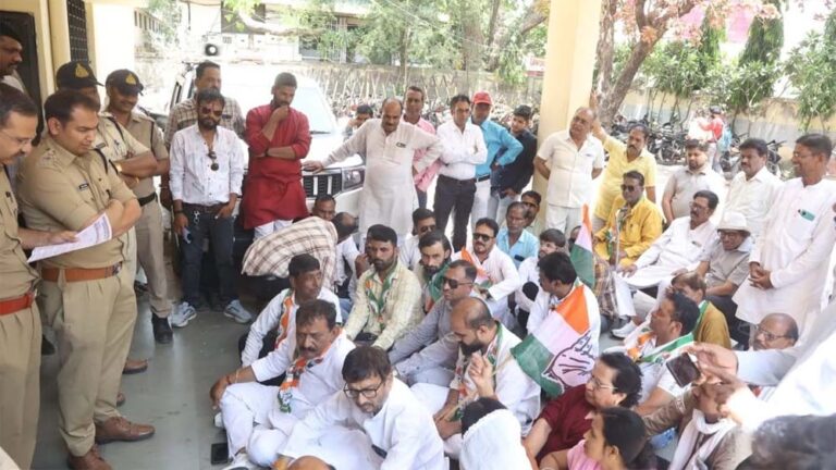 रतलाम में बैनर लगाकर पूर्व सीएम दिग्विजय सिंह को बताया गद्दार, हंगामा, केस दर्ज नहीं हुआ तो सीएम का पुतला फूंकेंगे