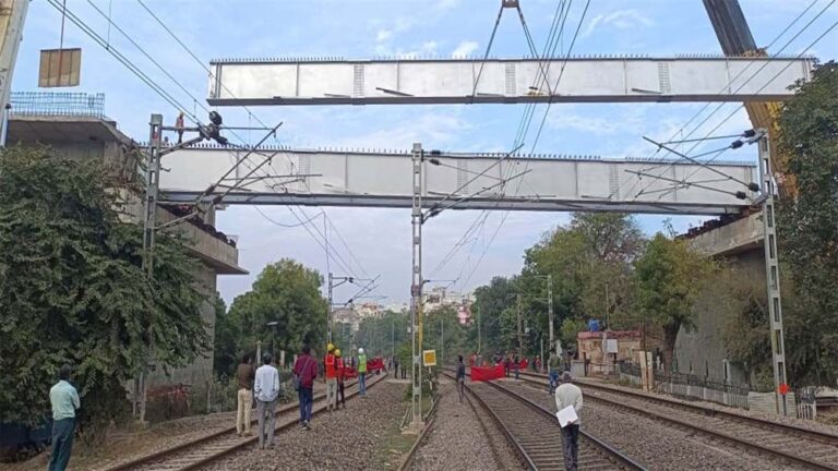 मुख्यमंत्री के निर्देशों के पालन में ग्वालियर कलेक्टर ने किया आरओबी का निरीक्षण मुख्यमंत्री के निर्देशों के पालन में ग्वालियर कलेक्टर ने किया आरओबी का निरीक्षण