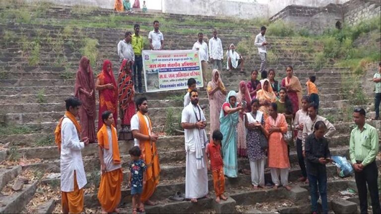 जिले में धर्मगुरु भी बता रहे हैं जल की महत्ता, बावड़ी को सहेजने के लिये श्रद्धालुओं ने किया श्रमदान