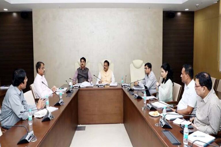 उप स्वास्थ्य केंद्रों और सामुदायिक स्वास्थ्य केंद्रों में टेलीमेडिसिन सेवाओं का किया जाए प्रभावी उपयोग: उप मुख्यमंत्री शुक्ल