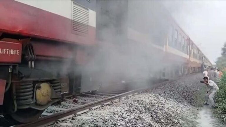 उज्जैन में बिलासपुर-बीकानेर एक्सप्रेस ट्रेन में लगी आग, धुआं उठते ही मचा कोहराम उज्जैन में बिलासपुर-बीकानेर एक्सप्रेस ट्रेन में लगी आग, धुआं उठते ही मचा कोहराम