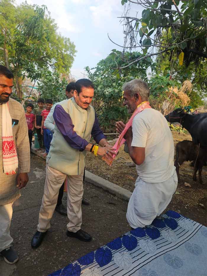 सीमा पर तैनात जवानों के परिजनों से मिले मंत्री टेटवाल, जवानों के माता – पिता को नमन कर आभार माना सीमा पर तैनात जवानों के परिजनों से मिले मंत्री टेटवाल, जवानों के माता – पिता को नमन कर आभार माना