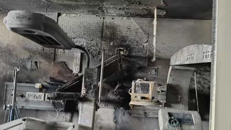 आगरा के पुष्पांजलि सुपर स्पेशलिटी हॉस्पिटल में सुबह भीषण आग लग गई, बच्चों को बचाने में कई गार्ड्स झुलस गए आगरा के पुष्पांजलि सुपर स्पेशलिटी हॉस्पिटल में सुबह भीषण आग लग गई, बच्चों को बचाने में कई गार्ड्स झुलस गए